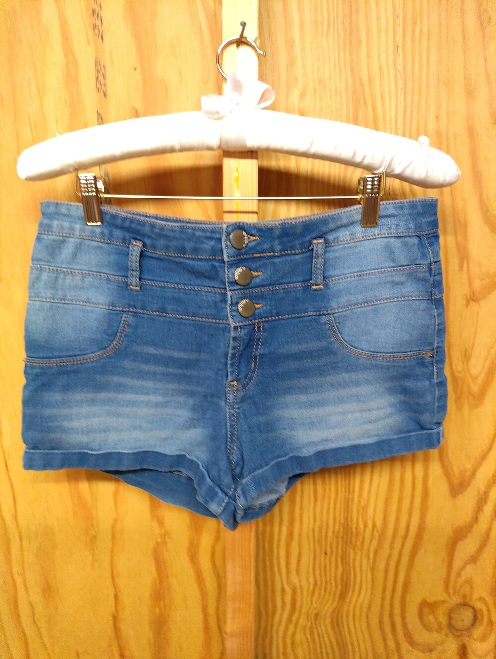 No Boundaries Juniors 13 High Rise 3-Button Medium Wash Stretch Denim Shorts